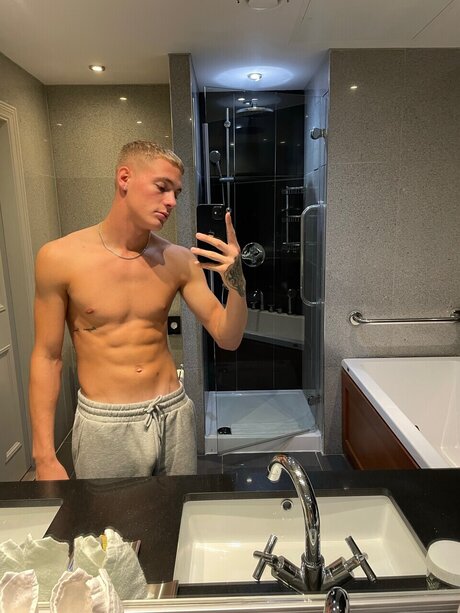 Jamiedeclannolan sexy star pic