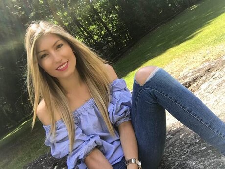 Elly art model gallery