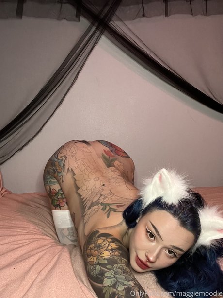 Moodie Maggie art star photos