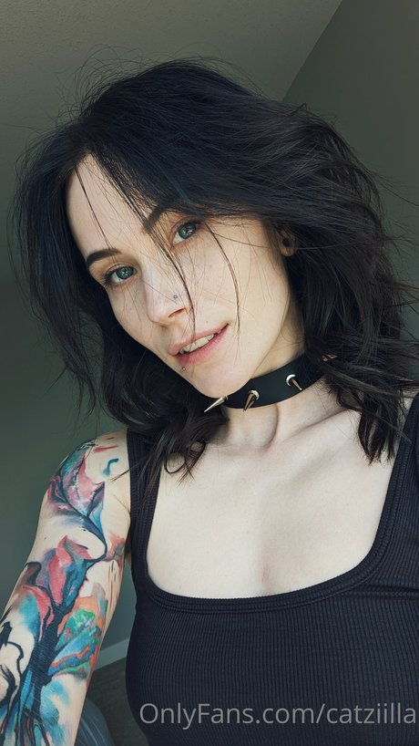 Catziilla sexy model img