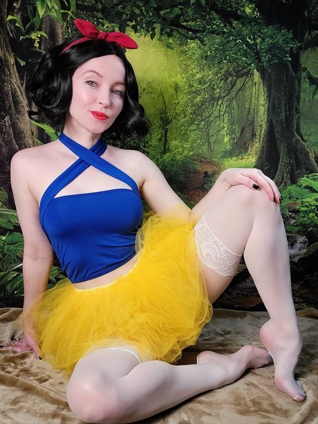 Tiny feet treat star exclusive photos