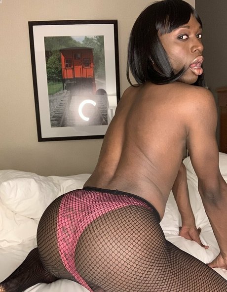 Itsvaleriemay pornstar naked photos