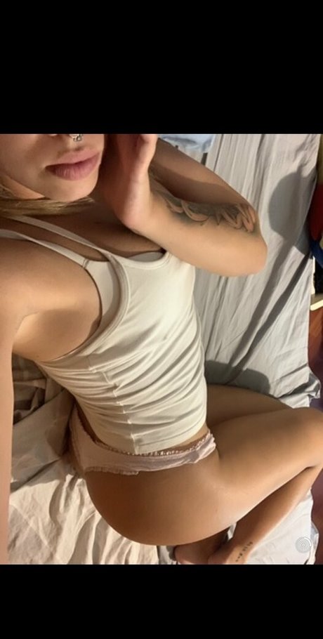 lararoxyrox star nude img