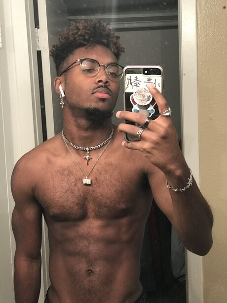 basedgodsavi pretty model pic