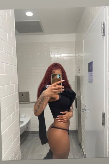 SadieMae sex model photo