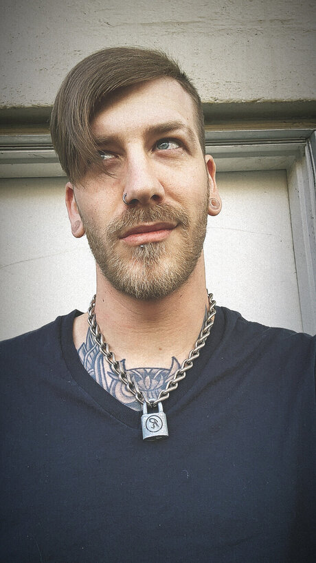 TrashHub porn model picture