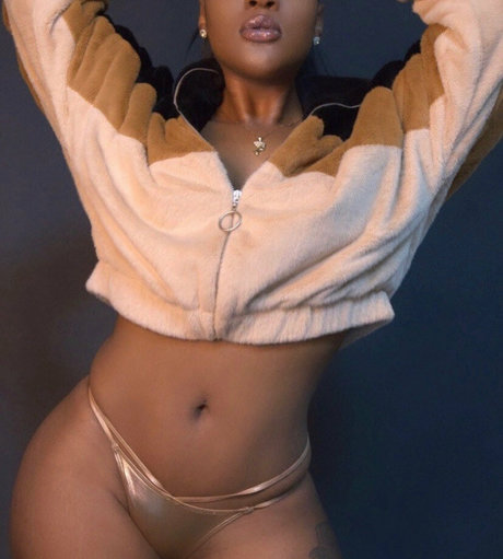 illnanaa model top pictures