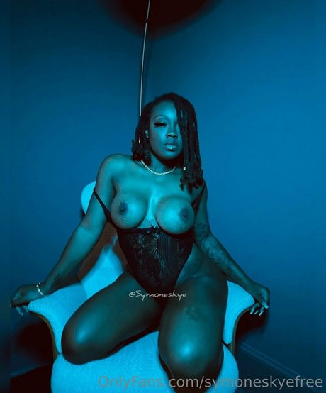 symoneskyefree model erotic pic