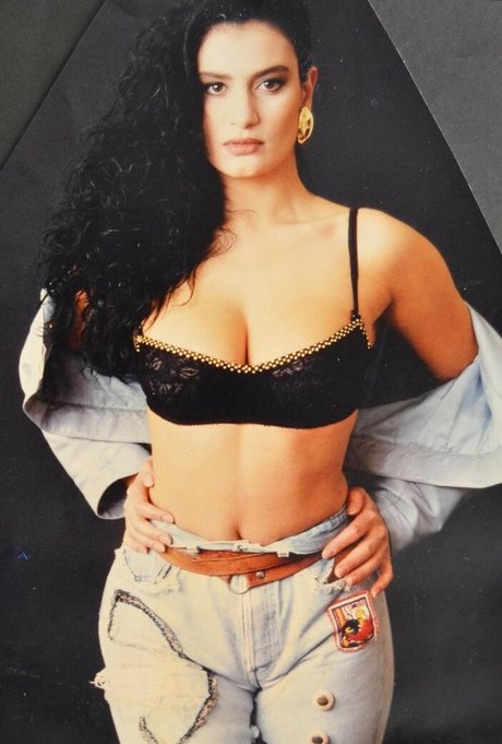 Angela Cavagna model pornographic photos