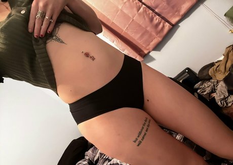 queenofbootyy__ art star picture