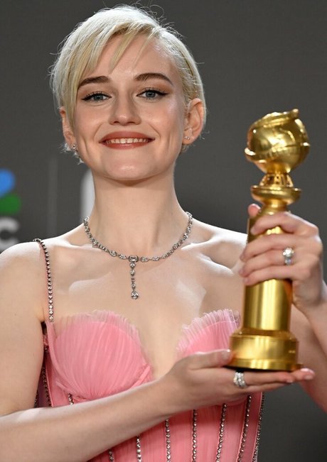 Julia Garner star adult picture