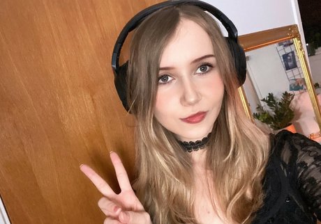 Apollolol naked pornstar pic