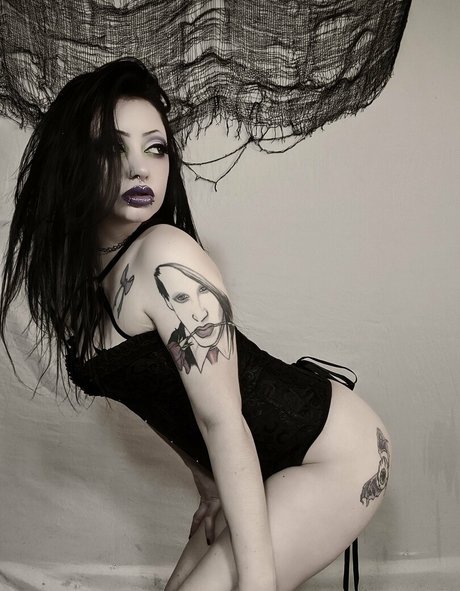 herkreepysyte sexy model pic