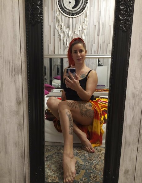 larraphoenix beautiful model image