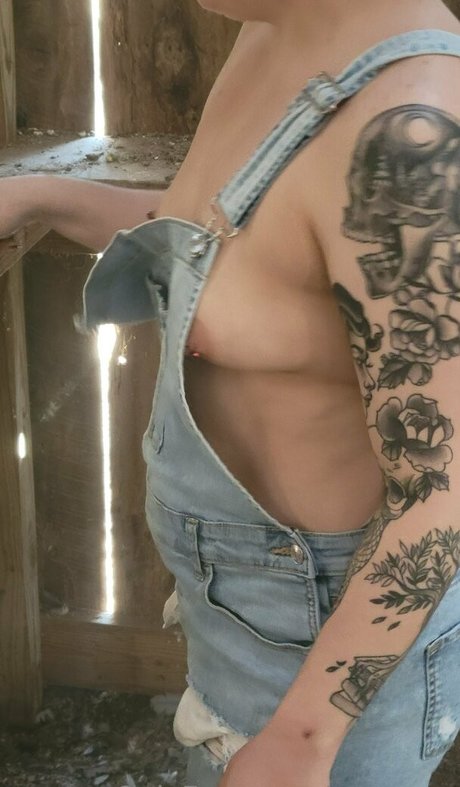 axumms star naked photo