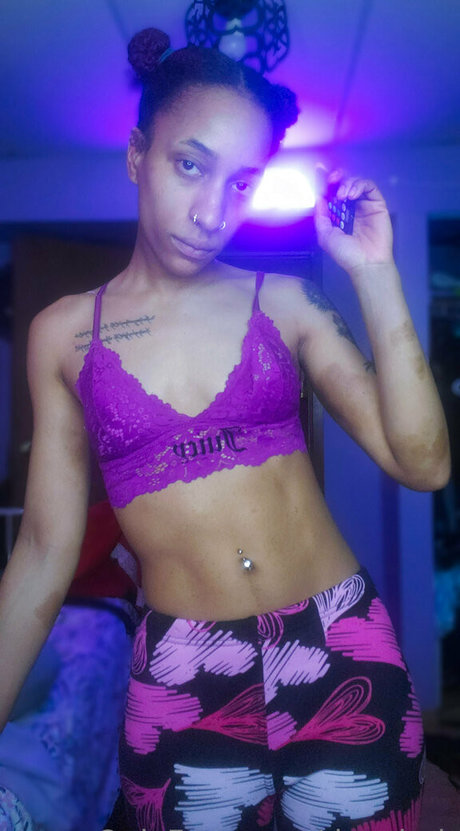 daxyhub naked star img