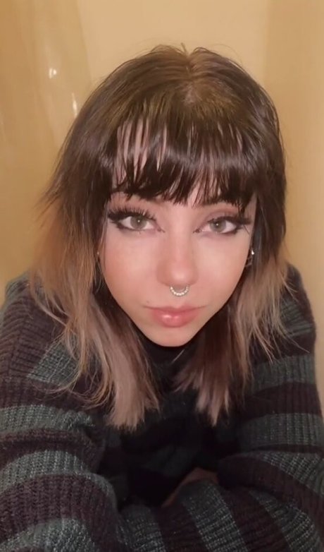 OkayGnomie erotic model pics