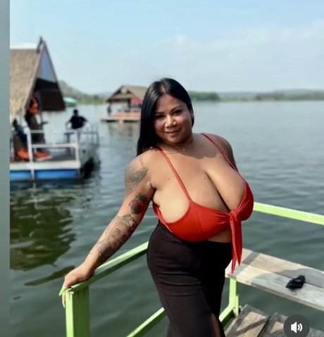 SaRa Chubby star erotic photo