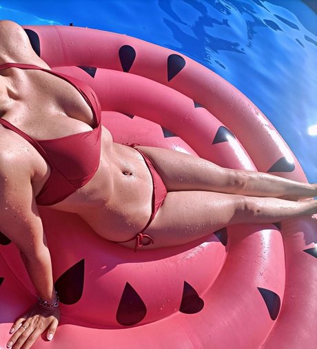 wildmarried nude model pic