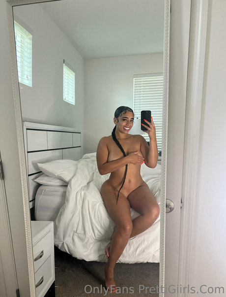 PrettiGiirls pornstar erotic pics