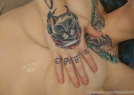 theellehell model erotic pic