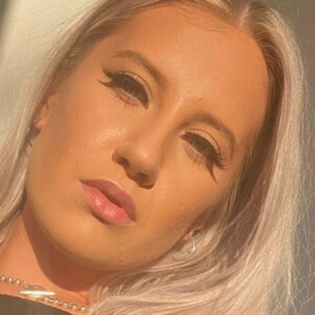 Pleasing Poppy sexy actress images