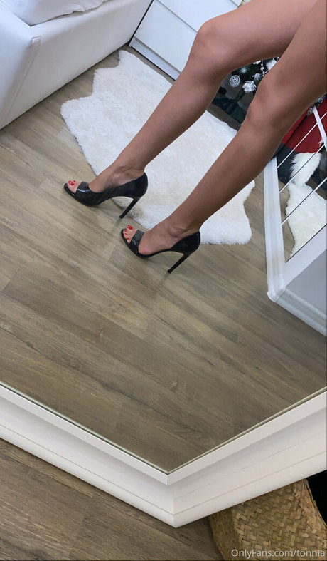 tonnia hot actress pic