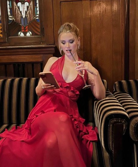 Virginia Gardner star hot photos