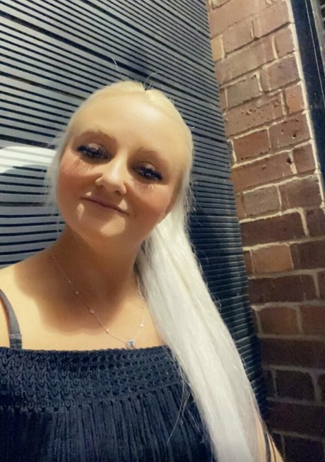 petitiepolly model exclusive image