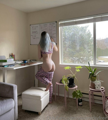 pixienickyfree exclusive model photo