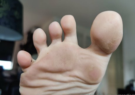 ditteslegsandfeet model adult pic