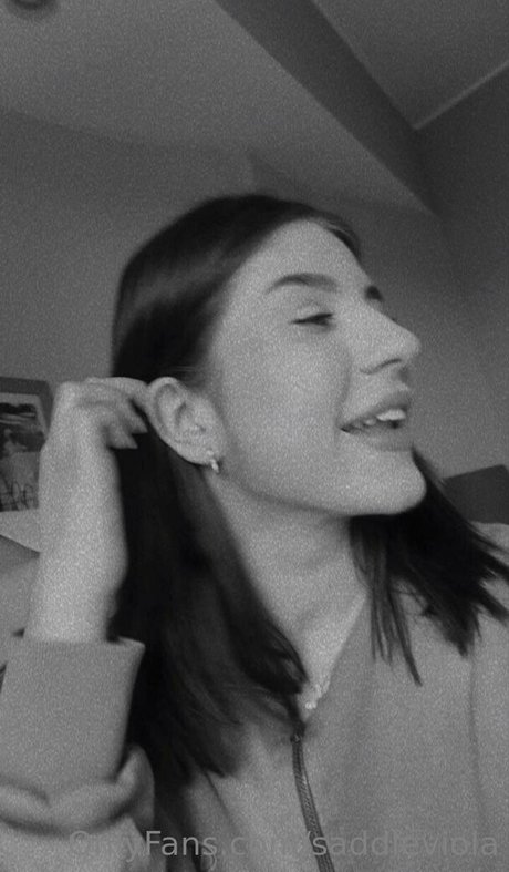 saddleviola pretty pornstar img