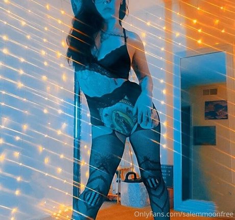 salemmoonfree model naked pictures