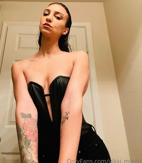 Vikki Mlynn model hot image