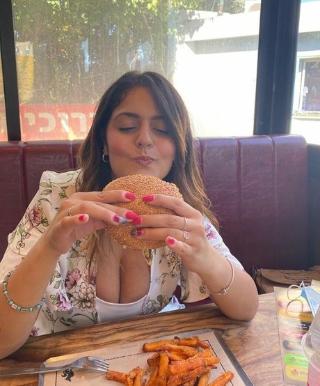 Noam L naked star img