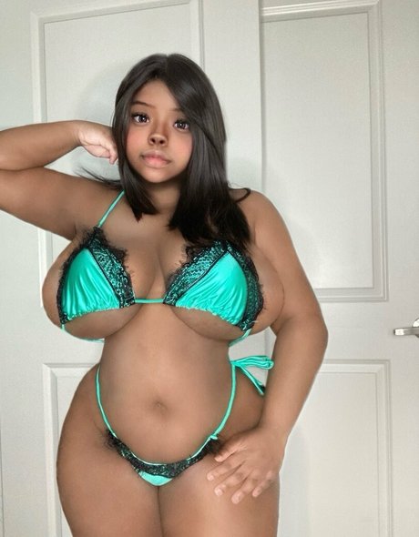 roarwie model naked photo