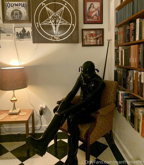 manfromearth pornstar naked image