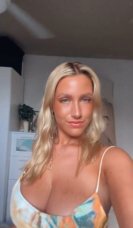 Ariel D pornstar sexy img