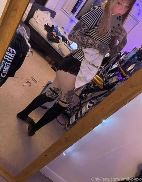 emilypiexo adult model galleries