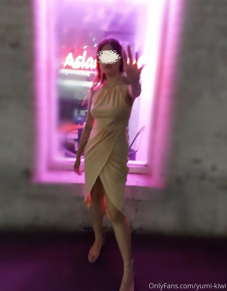 Yumi Kiwi model nice photo