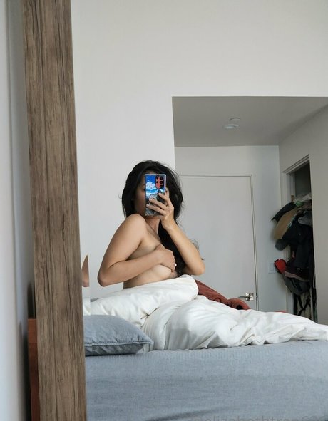 Elizabeth Tran sexy star image