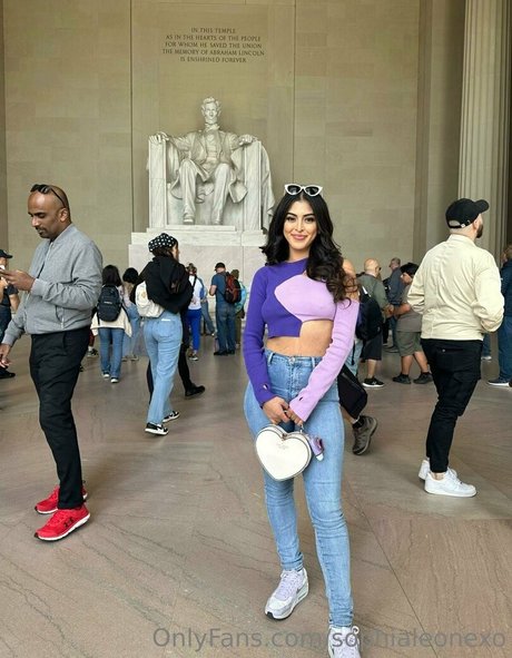 Sophia Leone nice actress pics