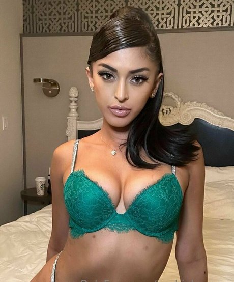 Sophia Leone model sexy pictures