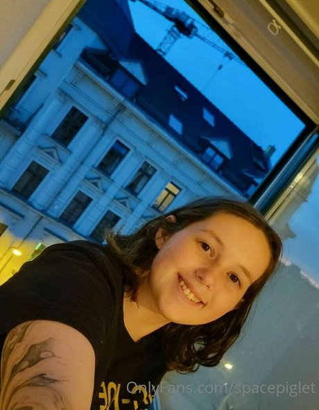 spacepiglet exclusive model image