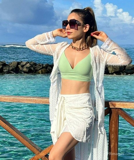 Heli Daruwala nude star archive