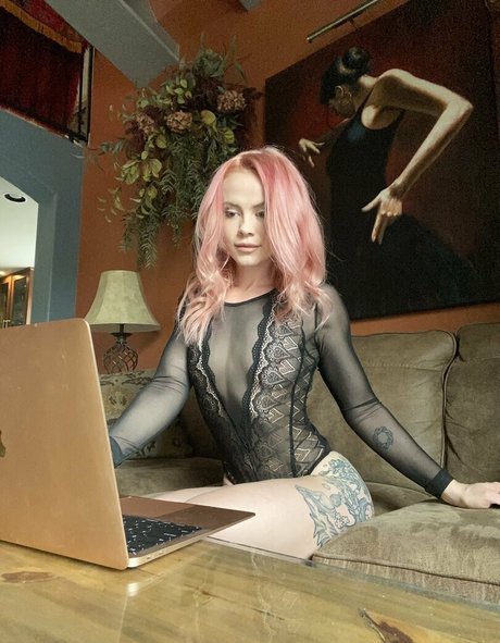 lucylavagirlfree pornstar nude image