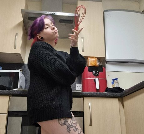 naughty nuka pretty model img