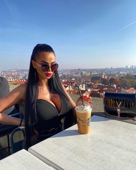 Adriane Linn hot star photo