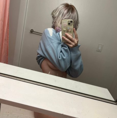 erenbun model naked photos