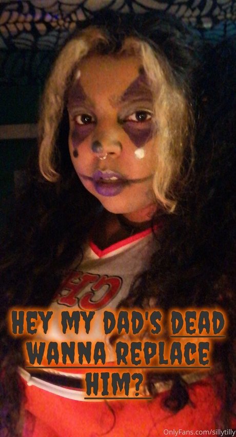 sillytilly nude model picture